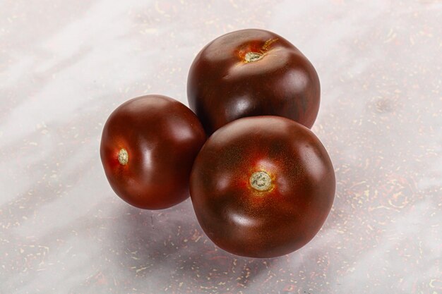 Foto biologische natuurlijke sappige kumato-tomaten