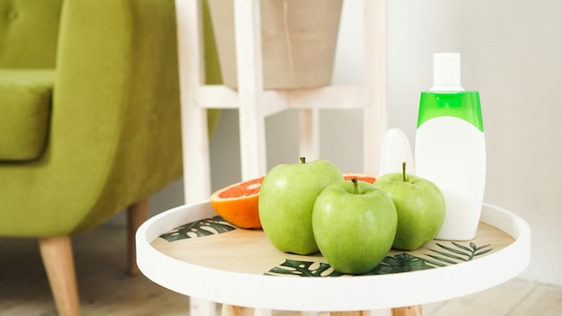 Biologische oranje en groene appels op de natuurlijke houten tafel