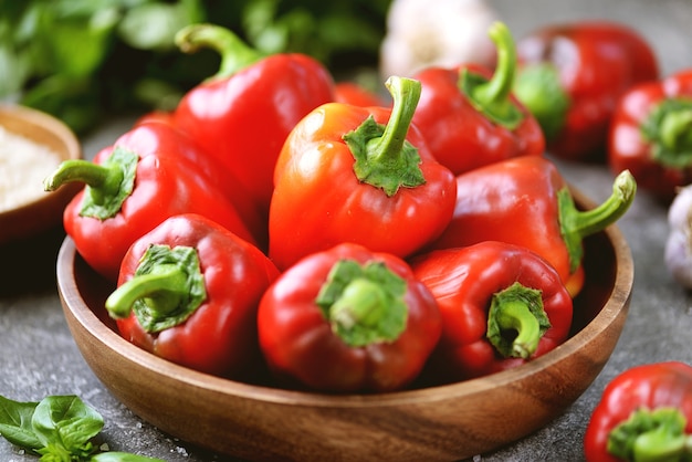 Biologische paprika gehakt rijst en kruiden voor het maken van gevulde paprika's