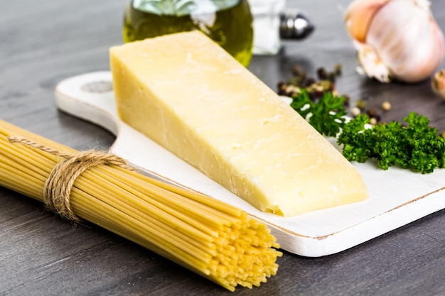 Biologische pasta koken met knoflookkruiden en Parmezaanse kaas.