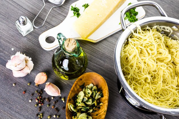 Biologische pasta koken met knoflookkruiden en Parmezaanse kaas.