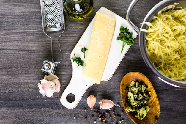 Biologische pasta koken met knoflookkruiden en Parmezaanse kaas.