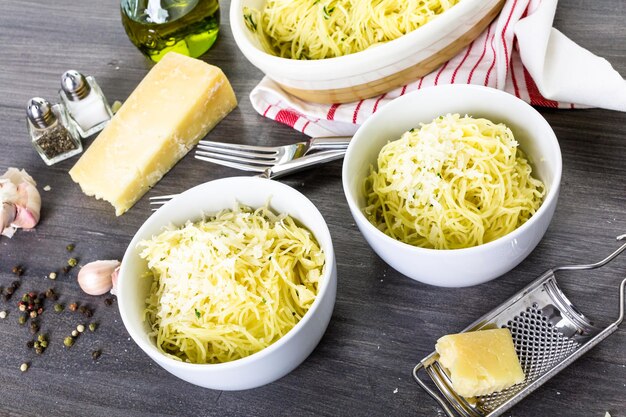 Biologische pasta koken met knoflookkruiden en Parmezaanse kaas.