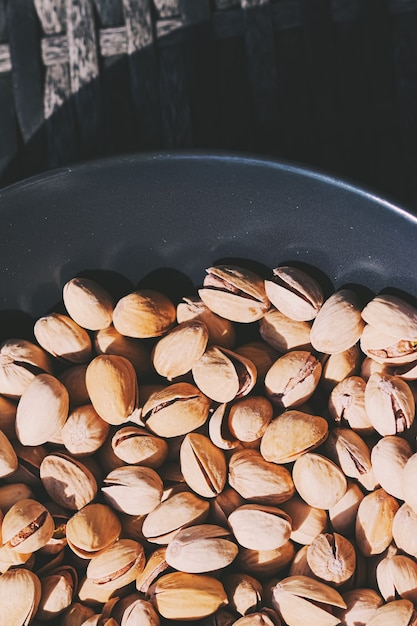 Biologische pistachenoten in de zon gezonde voeding en snack achtergrond