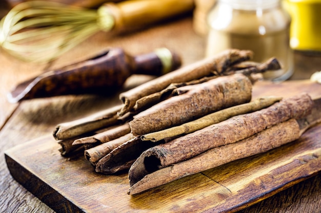 Biologische, rauwe, conserveermiddelvrije en natuurlijke kaneelstokjes, rustieke keuken, gezonde voeding