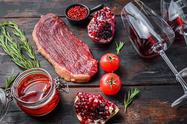 Biologische rauwe picanha biefstuk op een houten tafel