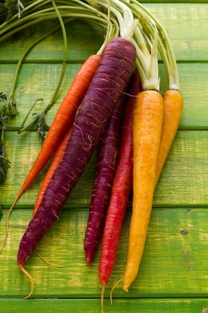 Biologische regenboogwortelen van de lokale boerderij.