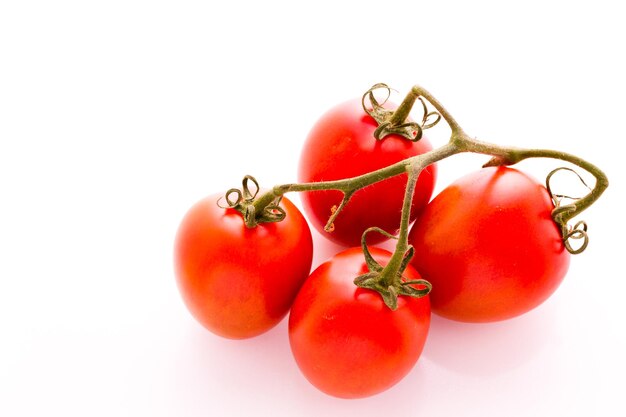 Biologische Roma-tomaten op witte achtergrond.