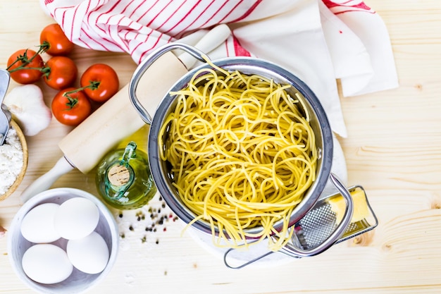 Biologische spaghetti koken voor het avondeten.