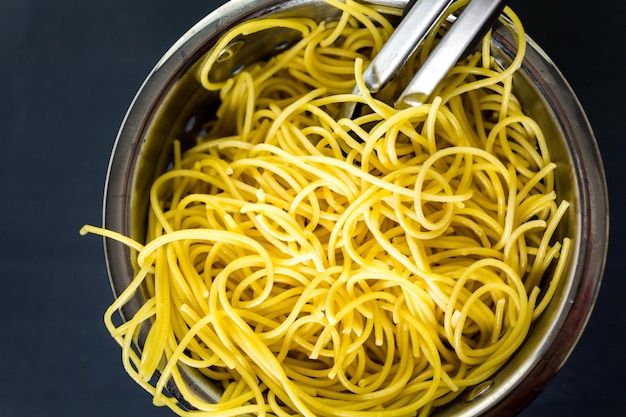 Biologische spaghetti koken voor het avondeten.