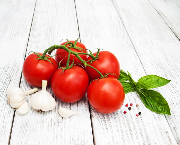 Biologische tomaten en knoflook