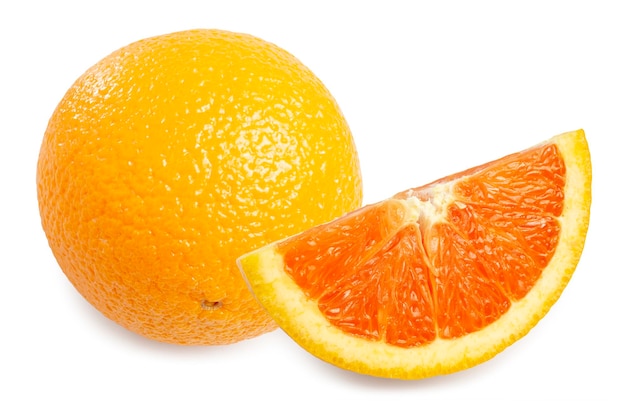 Biologische verse rijpe grapefruit, zowel in zijn geheel als in stukken gesneden op een witte achtergrond met uitknippad