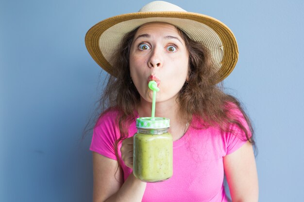 Biologische voeding gezond eten vrouw drinken verse rauwe groene detox groentesap gezonde levensstijl