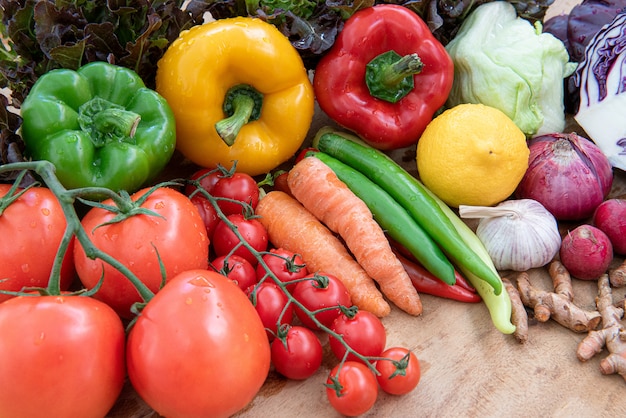 Biologische voeding op houten bord, samenstelling met diverse rauwe biologische groenten