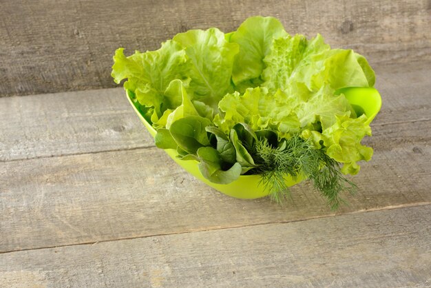 Biologische voedselingrediënten voor salade op oude rustieke houten tafel