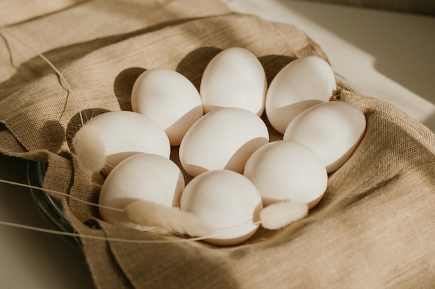 Biologische witte eieren van kip op bruine zak in natuurlijk licht. Pasen concept. Concept van biologische natuurlijke landbouw.