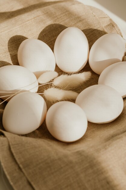 Biologische witte eieren van kip op bruine zak in natuurlijk licht. Pasen concept. Concept van biologische natuurlijke landbouw.