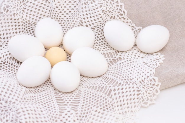 Biologische witte eieren van kip versheid gezonde voeding op een bruine tas