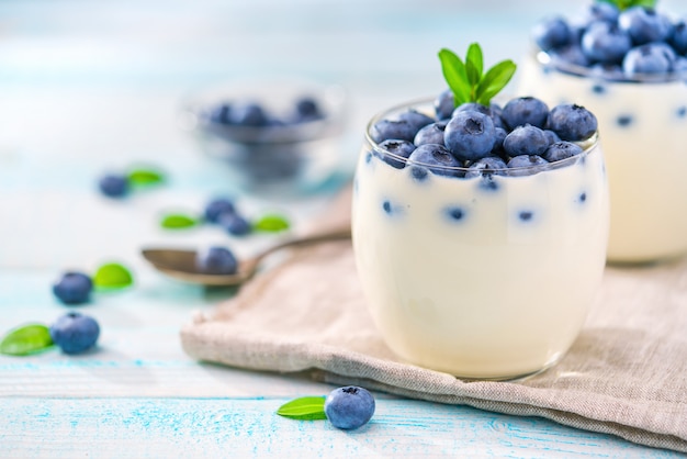 Biologische yoghurt met bosbessen