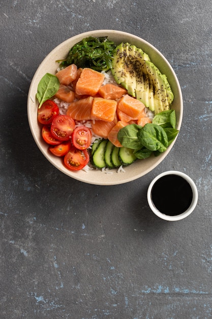 Biologische zak met zalm, avocado en groenten