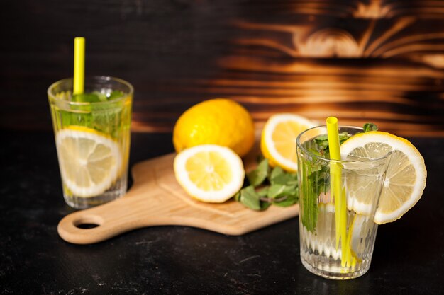 Biologische zelfgemaakte limonade met natuurlijk fruit op vintage houten achtergrond