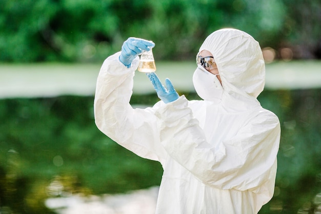 写真 水質分析に取り組んでいる生物学者生態学と環境汚染の概念