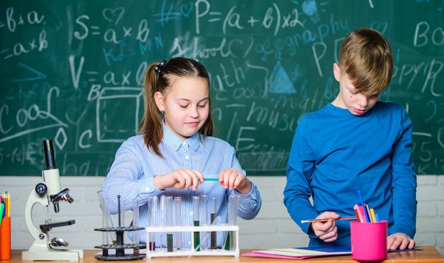 생물학 장비 행복한 아이들 생물학 수업 학생들이 실험실 생물학 교육에서 현미경으로 생물학 실험을 하는 학생들 학교 실험실에서 화학을 배우는 어린 아이들 결과 확인