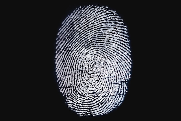 Биометрический сканер отпечатков пальцев на темном фоне