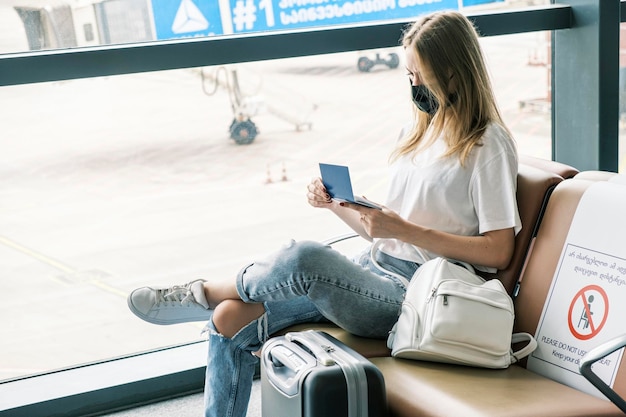 Biometrisch oekraïens paspoort is in handen van vrouw die op vlucht wacht op de luchthavenburger van oekraï