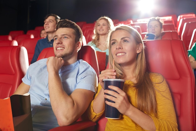 bioscoop, entertainment en mensen concept - gelukkige vrienden kijken naar film in theater