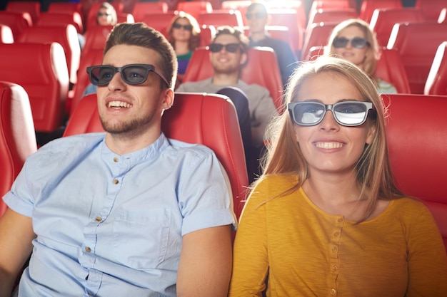 bioscoop, technologie, entertainment en mensenconcept - gelukkige vrienden met 3D-bril kijken naar film in theater