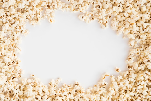 Bioskoopconcept met popcornachtergrond