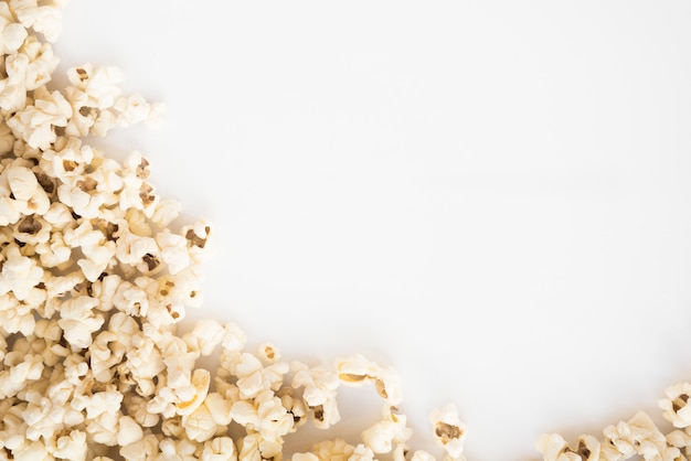 Foto bioskoopconcept met popcornachtergrond