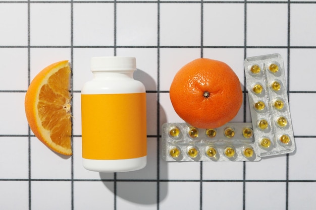 Foto biosupplemento di vitamina c in compresse su sfondo chiaro