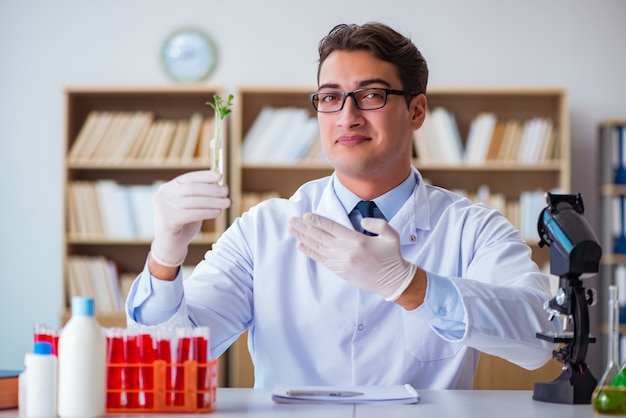 Biotechnologiewetenschapper die in het laboratorium werkt