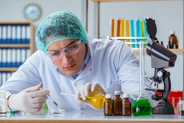 Foto scienziato di biotecnologia che lavora in laboratorio