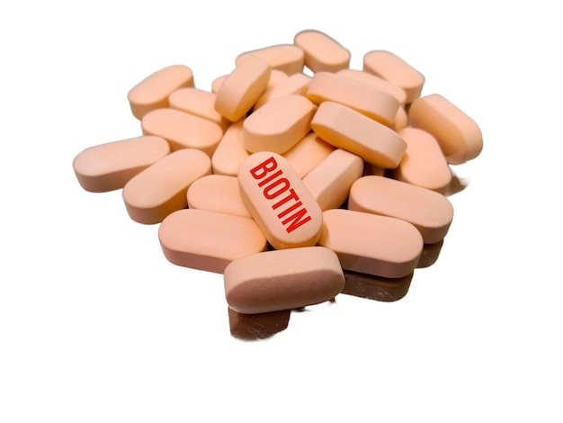 Biotine vitamine B7 witte pil tablet op gele achtergrond is vitamine die betrokken is bij metabolische processen.