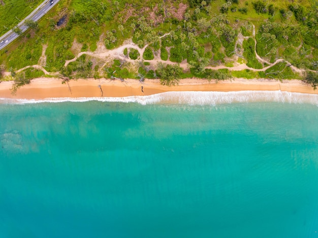 Photo bird eye view seashore with wave crashing on sandy shore