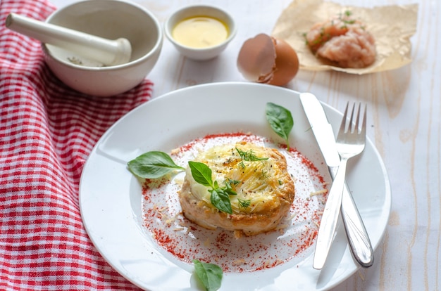 Ricetta nido d'uccello - nidi di carne, cotoletta di carne macinata al forno ripiena di uova e formaggio. cibo salutare