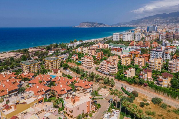 Photo a bird's eye view of a beach with a beach in the background