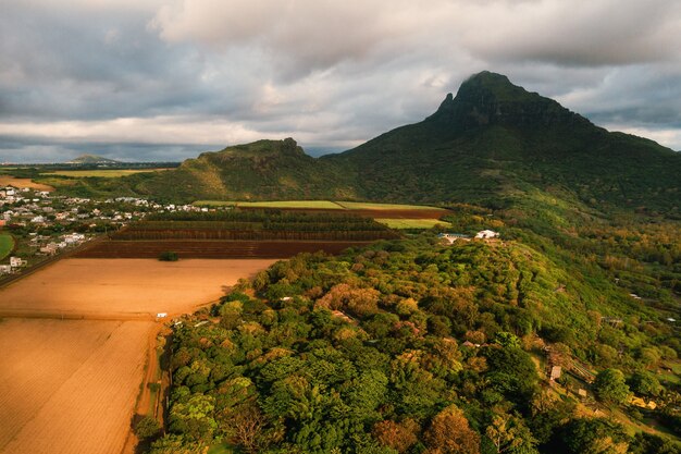 Photo bird's eye view of beautiful fields islands of mauritius and mountains.