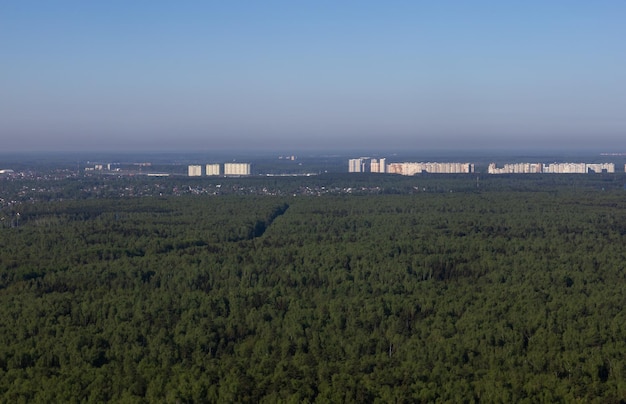 Вид с высоты птичьего полета на городской лес и поля