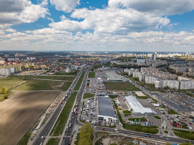 住宅、道路、ショッピングセンターのあるウクライナのキエフの街並みのドローンからの鳥瞰図