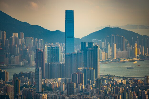 Vista a volo d'uccello di hong kong al crepuscolo