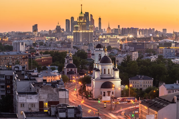 Пейзаж с высоты птичьего полета в московском городке в сумерках.