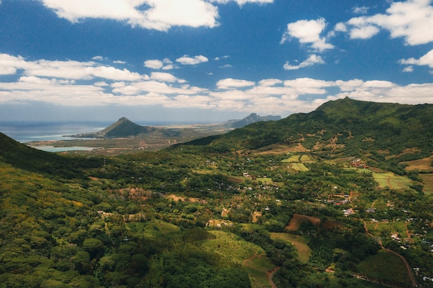 Vista dall'alto delle montagne e dei campi dell'isola di mauritius