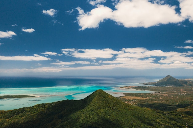 Photo bird's-eye view of the mountains and fields of the island of mauritius