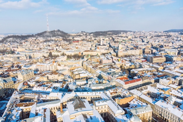 Vista a volo d'uccello della vecchia città europea in una giornata invernale al tramonto