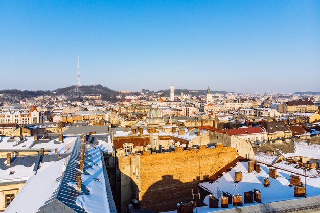 일몰에 겨울 날에 오래 된 유럽 도시의 조감도