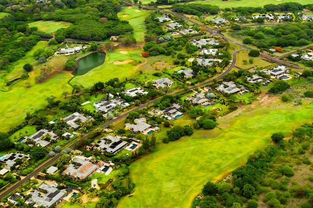 Photo a bird's-eye view of the town and golf courses on the island of mauritius.villas on the island of mauritius.golf course.